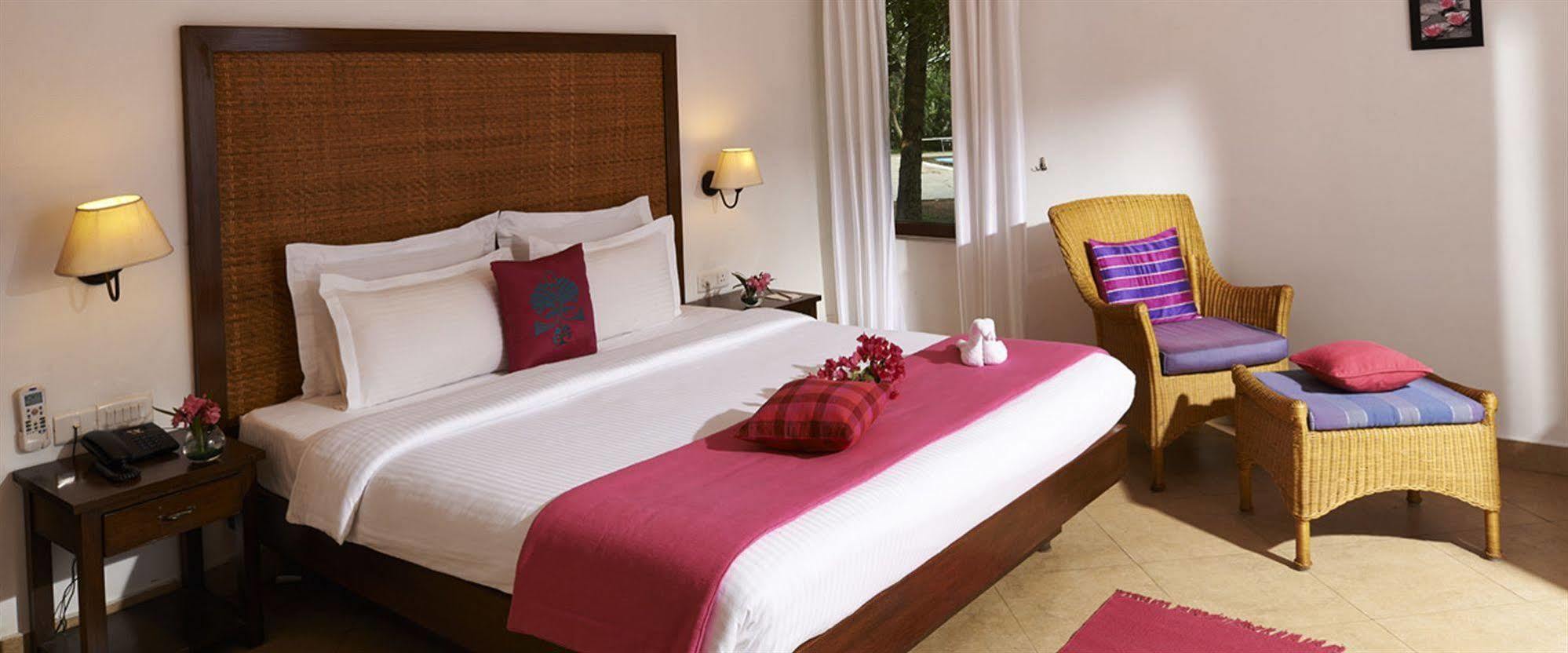 Club Mahindra Ashtamudi Hotel Nindakara Ngoại thất bức ảnh
